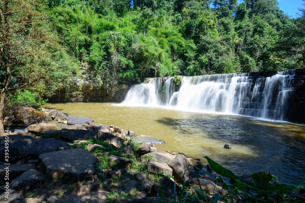 Obraz premium Big waterfall in forest with sunlight