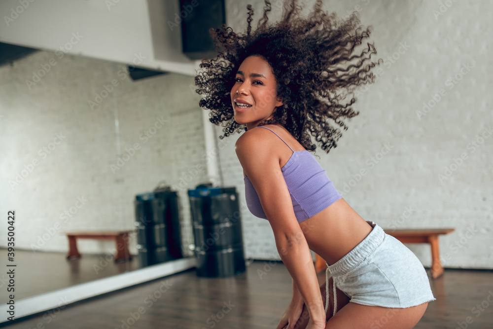 Naklejka premium Woman waving her hair while dancing in the class