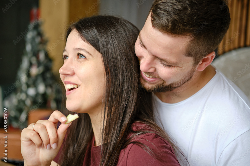 Naklejka premium Young couple making breakfast and having fun