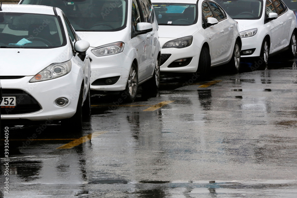 Obraz premium Cars parked on a rainy day