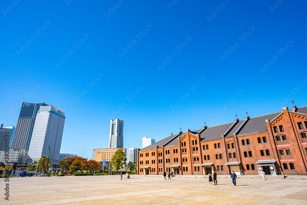 Fototapeta premium 【横浜】赤レンガ倉庫とランドマークタワー