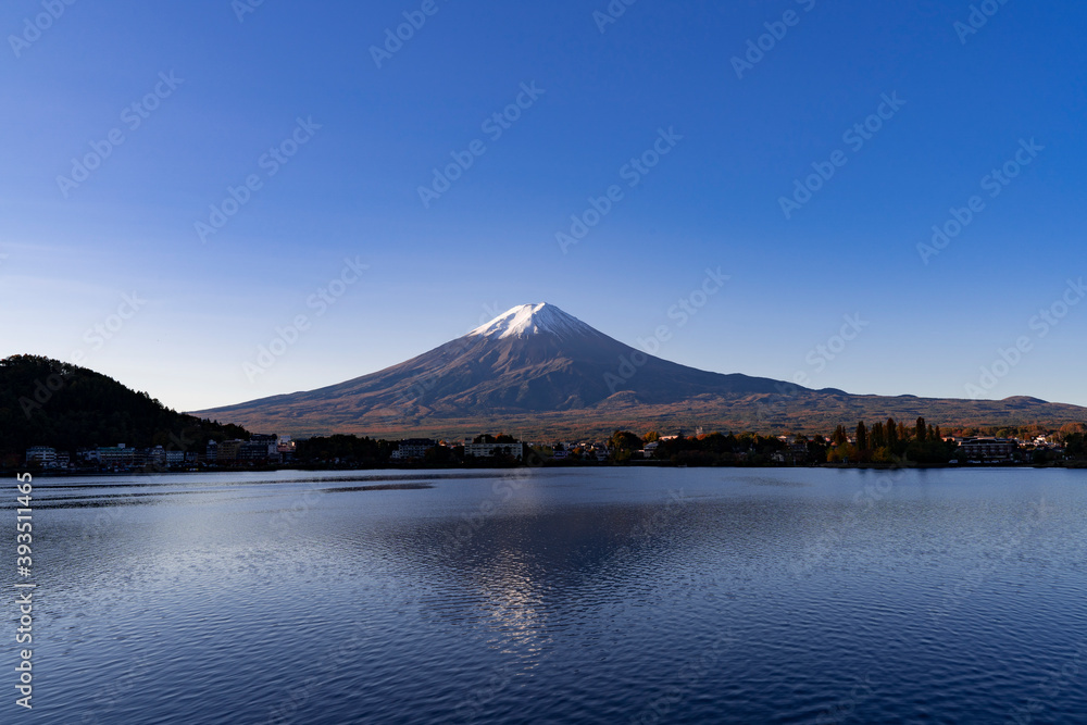朝の河口湖に映る富士山