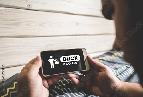 Click and collect - homme faisant un achat en ligne sur son téléphone portable pour retirer en boutique - solution pour les commerçants durant le confinement en France