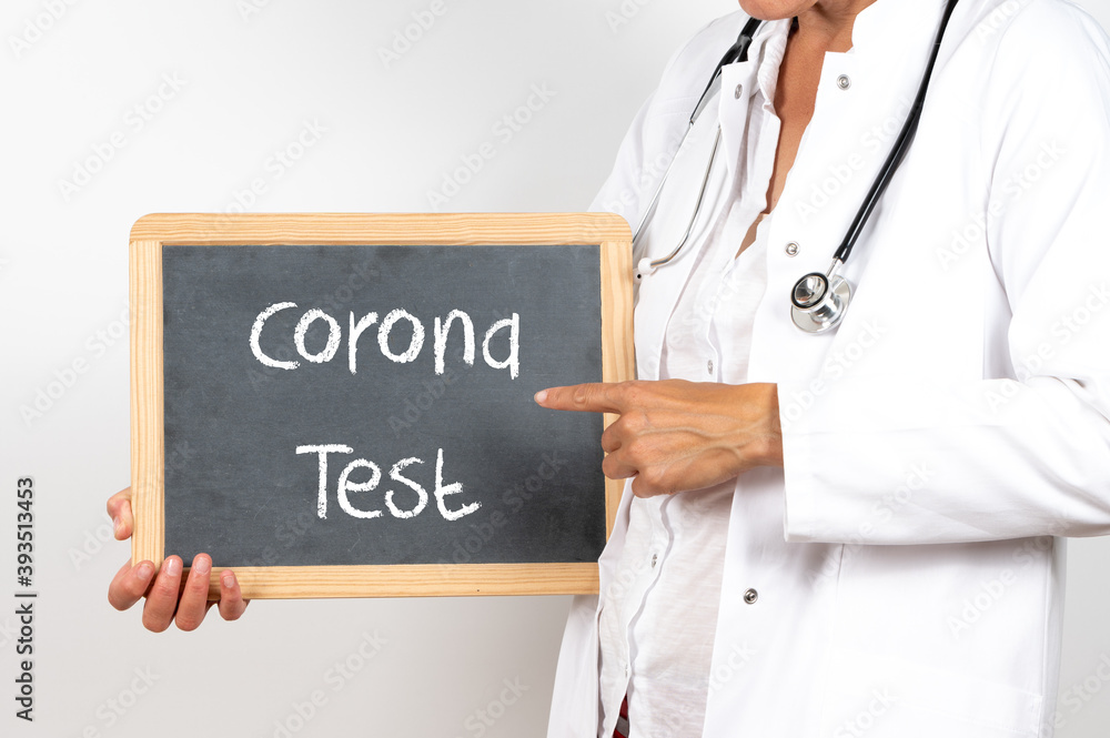 Ärztin mit einer Tafel Corona Test Ärztin mit einer Tafel Corona Test