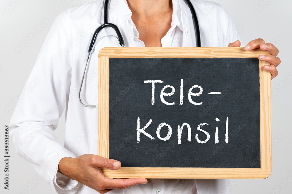 Ärztin mit einer Tafel Tele Konsil