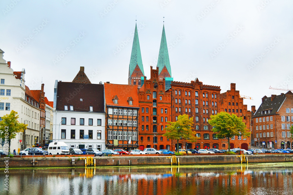 Obraz Stare Miasto Lubeka, Niemcy. Nabrzeże rzeki Trave.