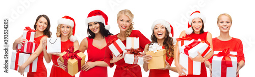 Fotografia shopping, sale and winter holidays concept - group of happy smiling women in san