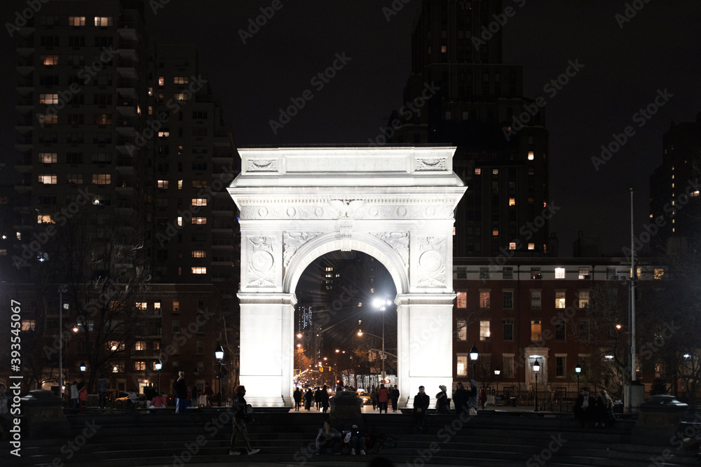 Arc de triomphe in New York at night.