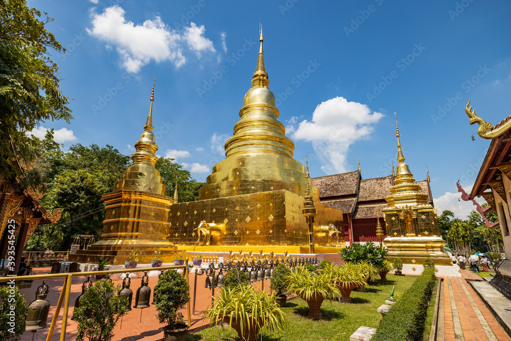 Naklejka premium Wat Phra Singh Woramahawihan (Gold Temple) in Chiang Mai, Thailand