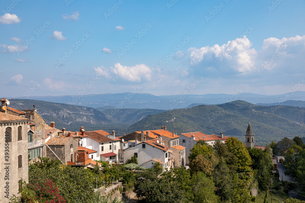 Aussicht auf das Dorf Motovun in Kroatien