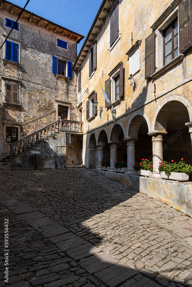 Town Loggia in der historischen Altstadt von Groznjan, Kroatien