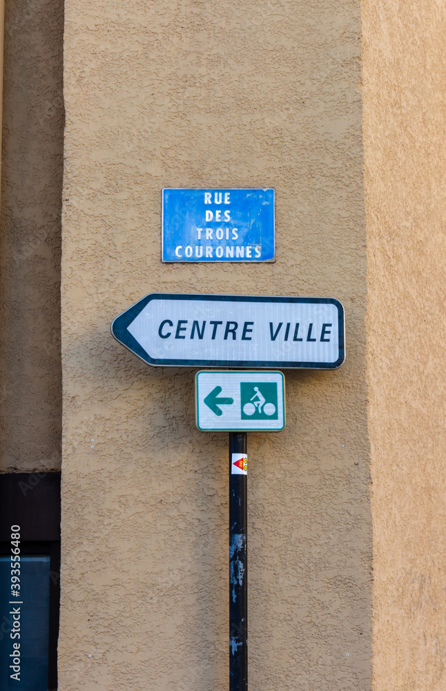 Obraz premium Carcassonne / France - March 11, 2020 - French direction sign to Carcassonne downtown and street sign Rue des Trois Couronnes.