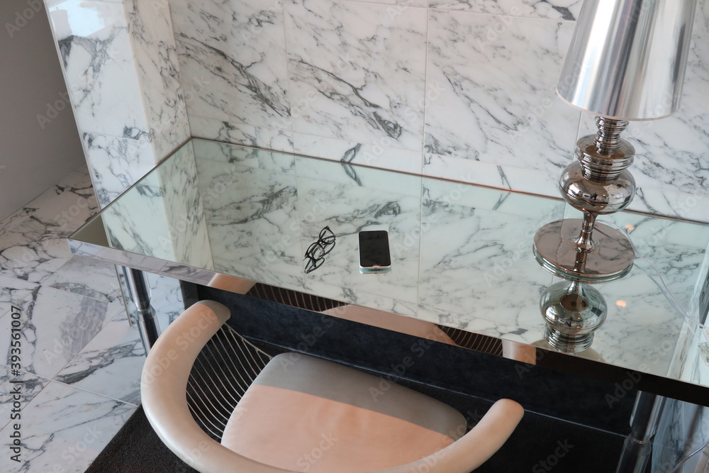 大理石風のインテリアに置かれたスマホ
smart phone on the marble desk