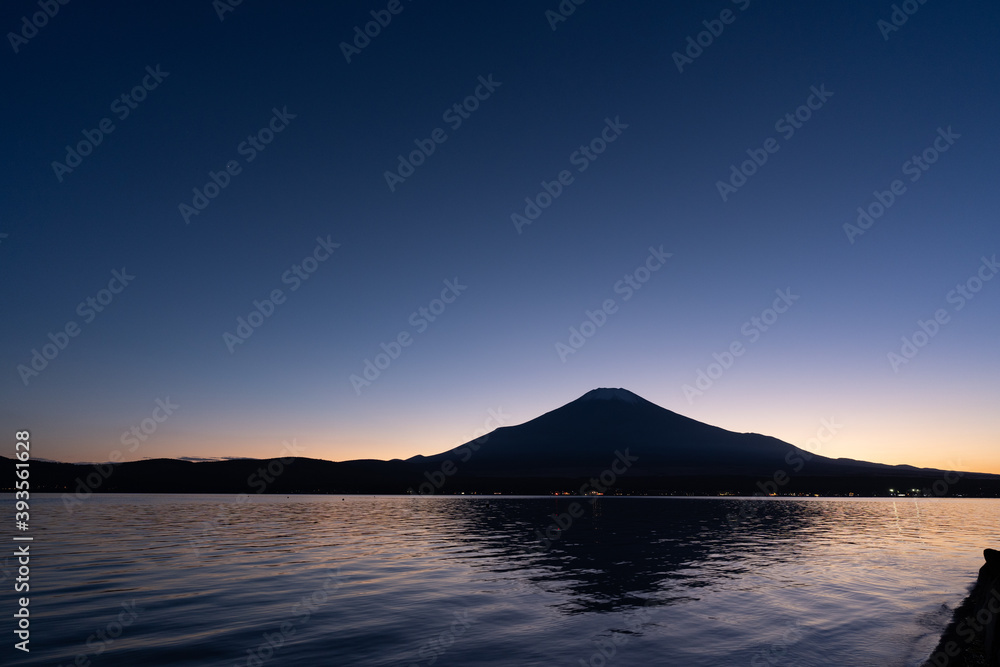 湖畔から見る日没後の富士山

