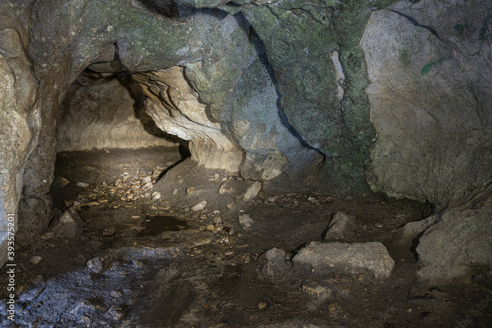 I-Bachhöhle im Kaltbrunnental, bei Grellingen Kanton Basel-Land, Schweiz I-Bachhöhle im Kaltbrunnental, bei Grellingen Kanton Basel-Land, Schweiz