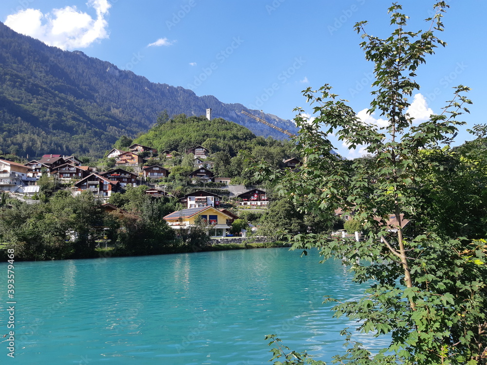 Blick auf Aare, Häuser und Berge in Interlaken, Schweiz