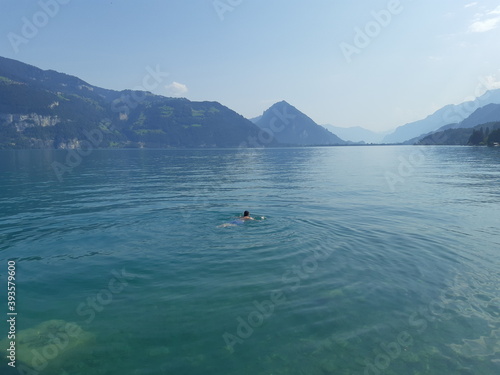 Thunersee mit Schwimmer mit Blick auf Berge und Interlaken, Schweiz