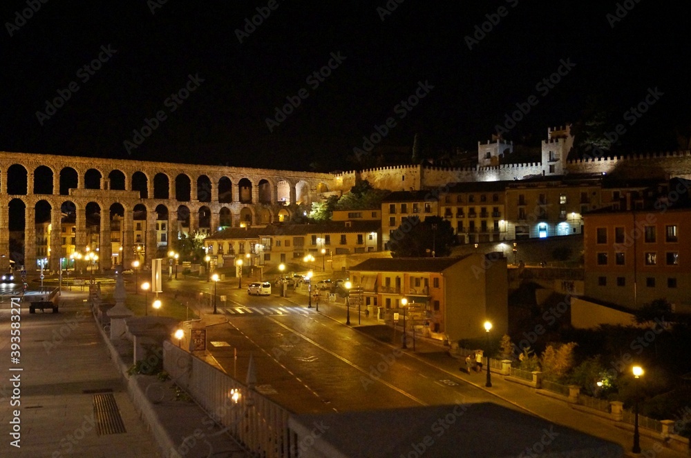 Vista panorâmica do aqueduto romano de Segovia à noite / Espanha