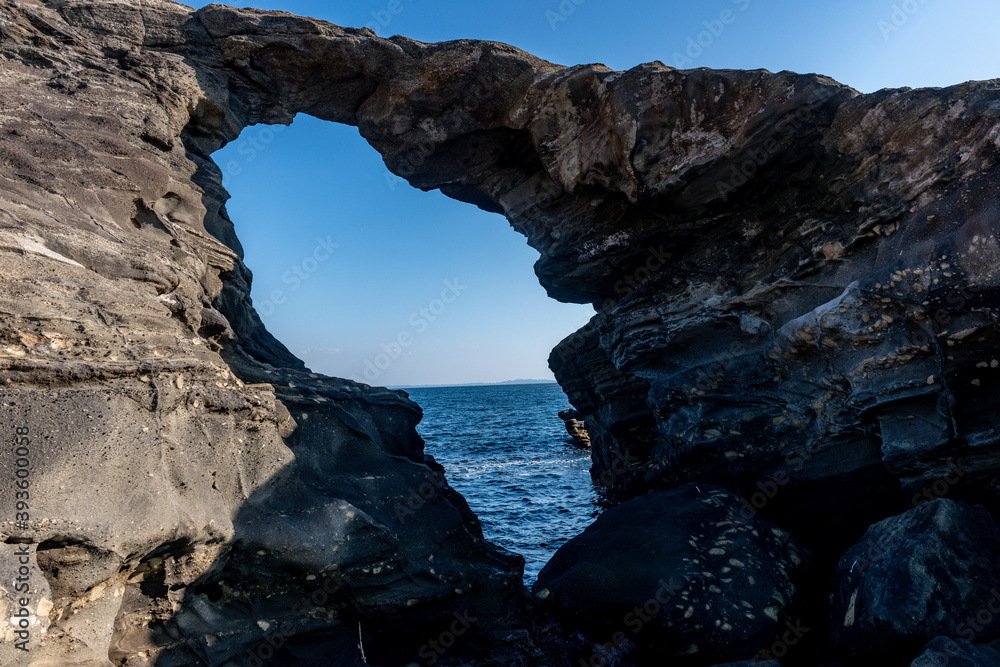Fototapeta premium 城ヶ島 馬の背洞門 奇岩