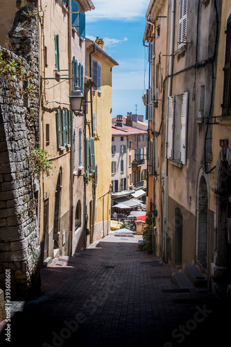 Old alley in the historic center of Hyères © navarro raphael