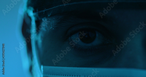 Medico assassino, occhi e sguardo con sfondo blu. photo