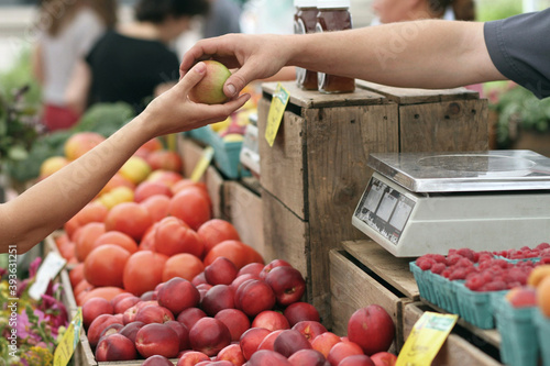 stand de fruits et légumes sur un marché