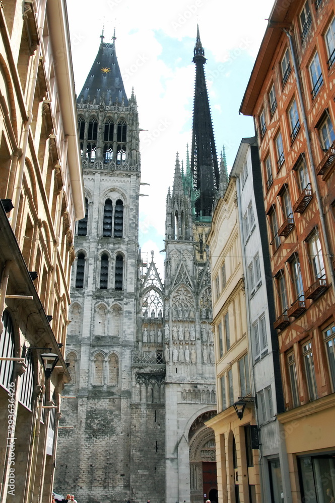 Obraz premium Ville de Rouen, Cathédrale Notre-Dame de Rouen, entre deux immeubles à colombages, département de Seine-Maritime, France