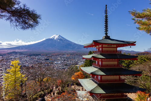 View of Fuji mountain in front of a pagoda  Japon 