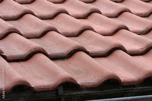 Dacheindeckung mit gebrannten Dachziegeln. Thüringen, Deutschland, Europa -- Roof covering with burnt roof tiles. Thuringia, Germany, Europe