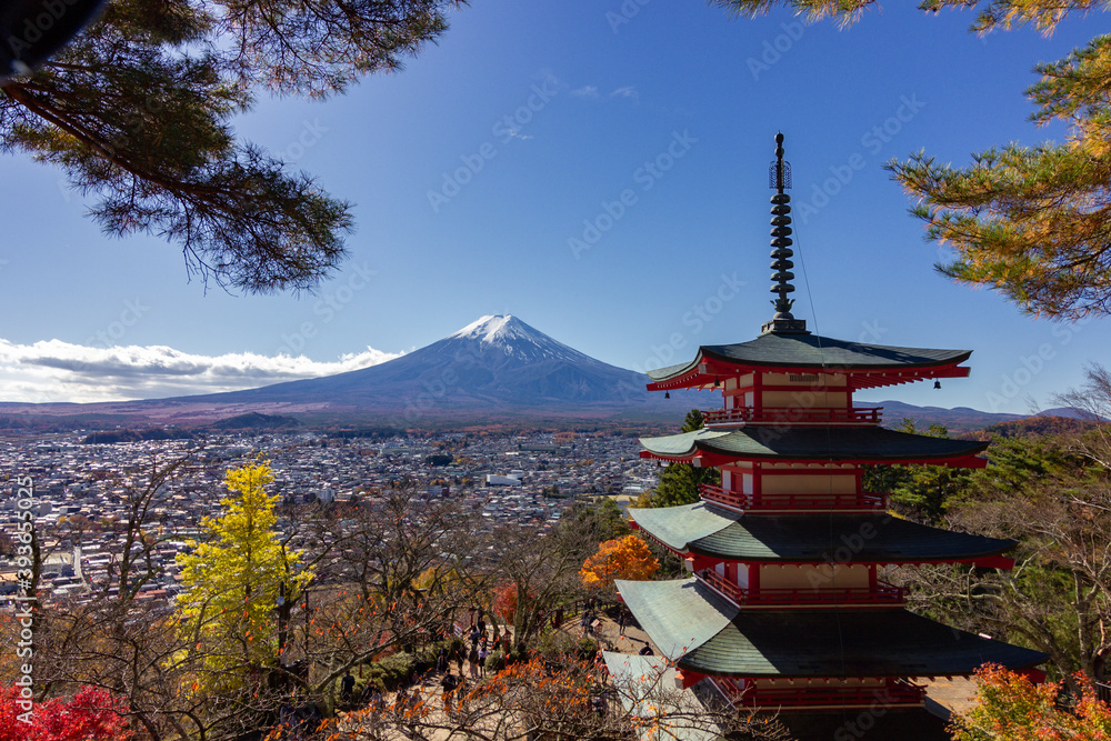 View of Fuji mountain in front of a pagoda (Japon)