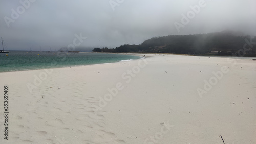 Fototapeta Naklejka Na Ścianę i Meble -  Día nublado en la playa de una isla
