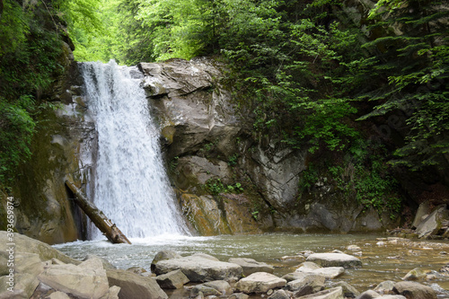 Foto The landscape of Pruncea waterfall and the Casoca river in the Buzau mountains, Romania