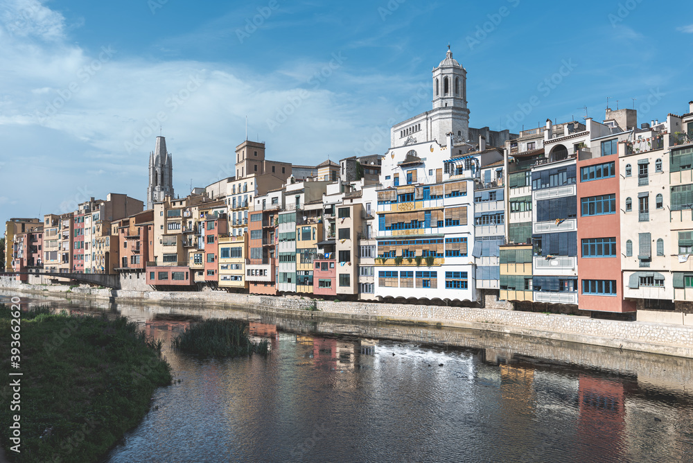 Ciudad de Girona un dia al mediodia