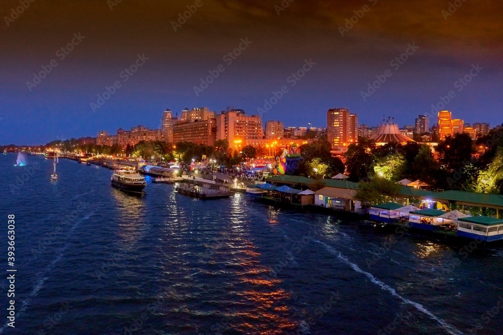 Naklejka premium city, night, travel, tourism, architecture, landscape, building, evening, skyline, sea, sky, landmark, blue, downtown, beach, sunset, vacation, city, building, stage, embankment, night city, evening e