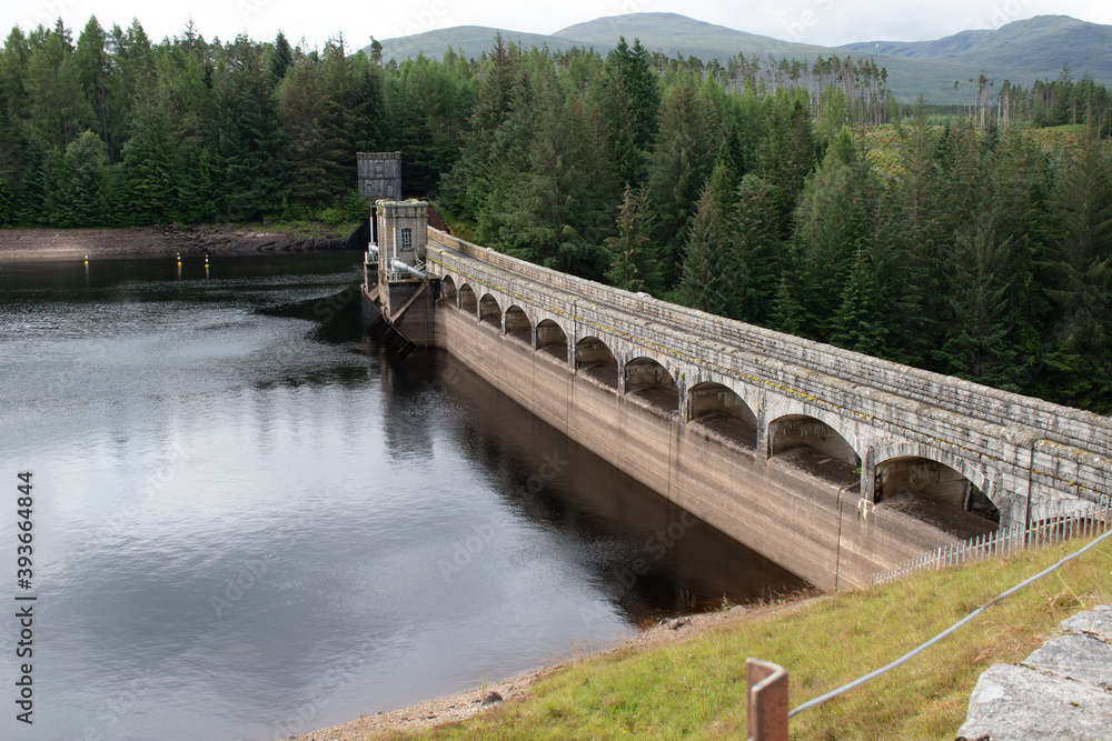 Fototapeta premium dam in the mountains