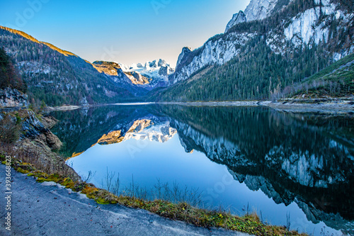 Der Gosauergletscher spiegelt sich im Gosausee