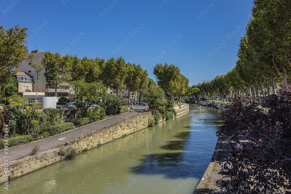 Canal de la Robine passes through the city of Narbonne; it connects the Aude and the Mediterranean Sea in the Aude department. Narbonne, Languedoc-Roussillon, France.