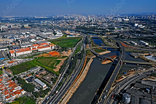 Vista aérea do encontro do rio Tietê e rio Pinheiros. São Paulo. Brasil © emanuel
