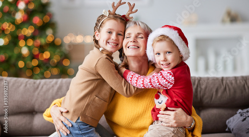 Canvastavla Cheerful family: grandmother with children in room with Christmas decorations