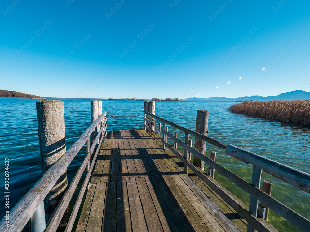 Ausblick auf die Fraueninsel - Herbst auf der Herreninsel am Chiemsee in Bayern