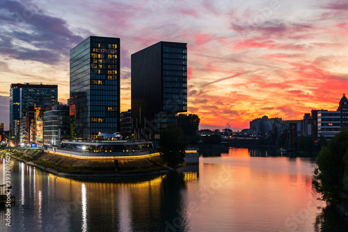 Blick in das benachbarte Hafenbecken des Medienhafens Düsseldorf am Hotel vorbei