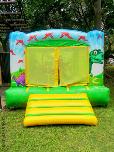 Brincolin pequeño para niños en jardín