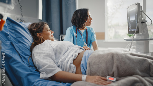 Obraz na płótnie Hospital Ward: Beautiful Pregnant Hispanic Woman Getting Sonogram / Ultrasound S