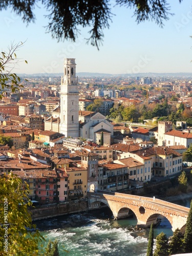 Vérone en Vénétie, vue aérienne sur la ville, avec le Duomo (cathédrale Santa Maria Matricolare) et le ponte Pietra (pont de pierre) sur le fleuve Adige (Italie) photo