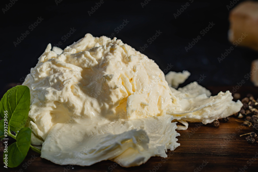 burrata queso tipo italiano de leche crema y mozzarella con fondo oscuro y lugar para texto cordoba argentina burrata queso tipo italiano de leche crema y mozzarella con fondo oscuro y lugar para texto cordoba argentina