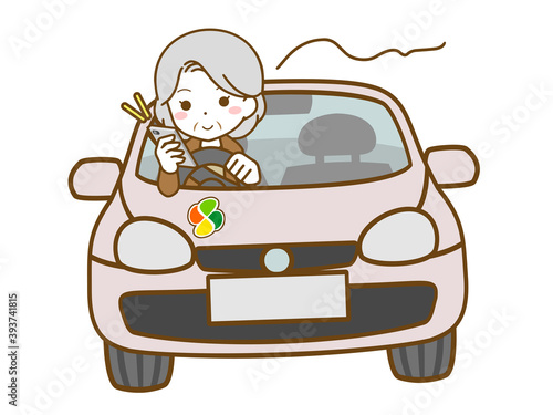 スマホ運転する老年女性