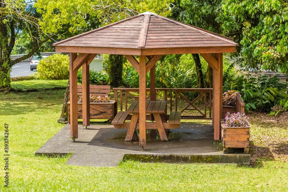 Kiosque public de pique-nique à Bois-Blanc, île de la Réunion Kiosque public de pique-nique à Bois-Blanc, île de la Réunion