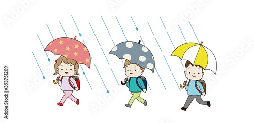 傘を差して学校へ行く子供たち　