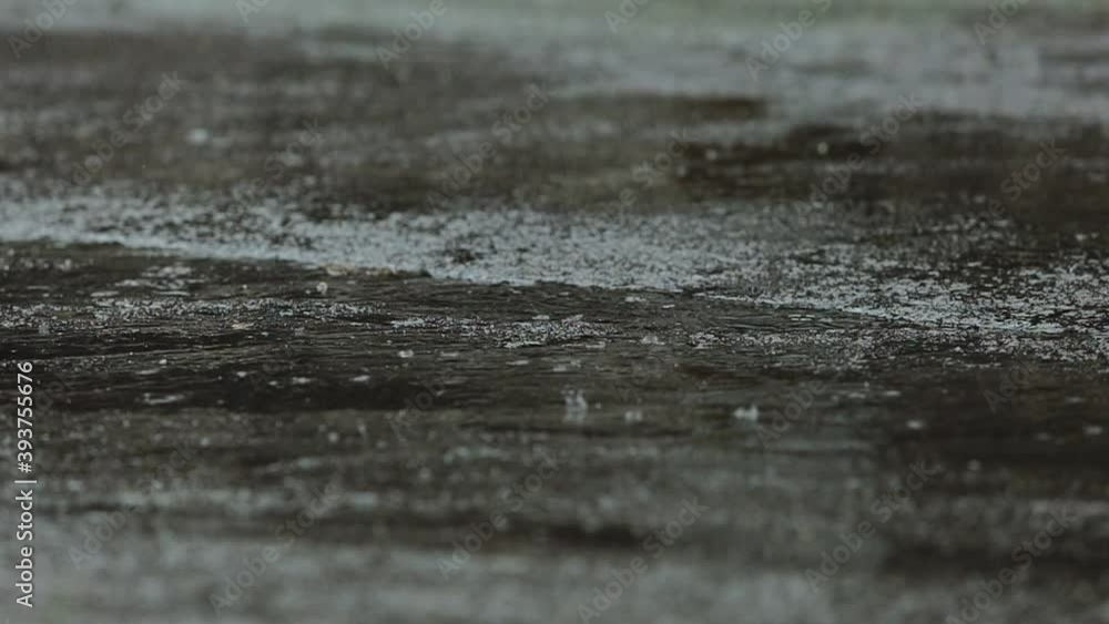 雨粒 スロー 道路に降る雨 水滴 雨粒 スロー 道路に降る雨 水滴