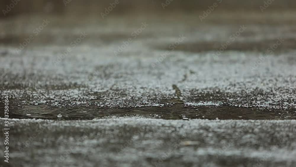 雨粒 スロー 道路に降る雨 水滴 雨粒 スロー 道路に降る雨 水滴